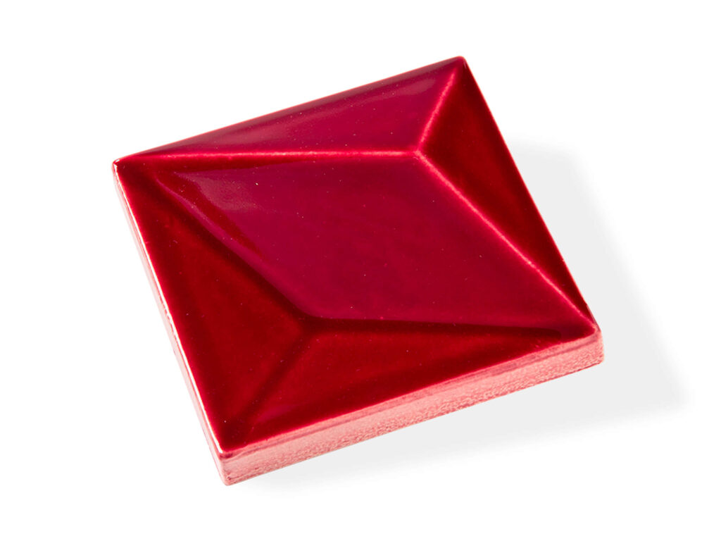 Fliese LUX in der Farbe Berry. Das Bild zeigt eine einzelne LUX-Fliese in einem dunkelroten Farbton. Die Datei ist ein Foto im JPEG-Format.