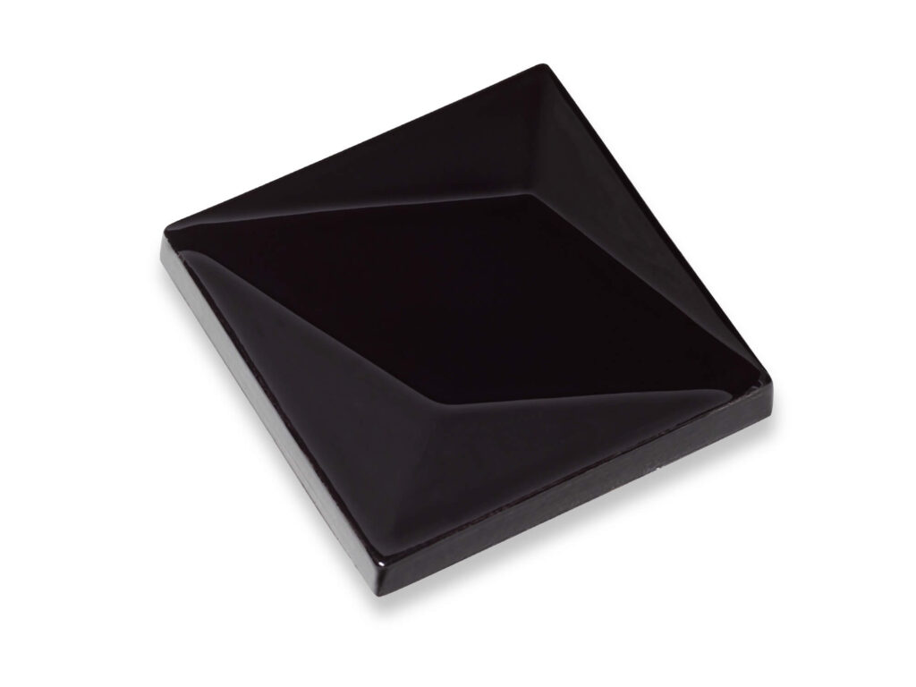 Fliese LUX in der Farbe Black. Das Bild zeigt eine einzelne LUX-Fliese in einem schwarzen Farbton. Die Datei ist ein Foto im JPEG-Format.