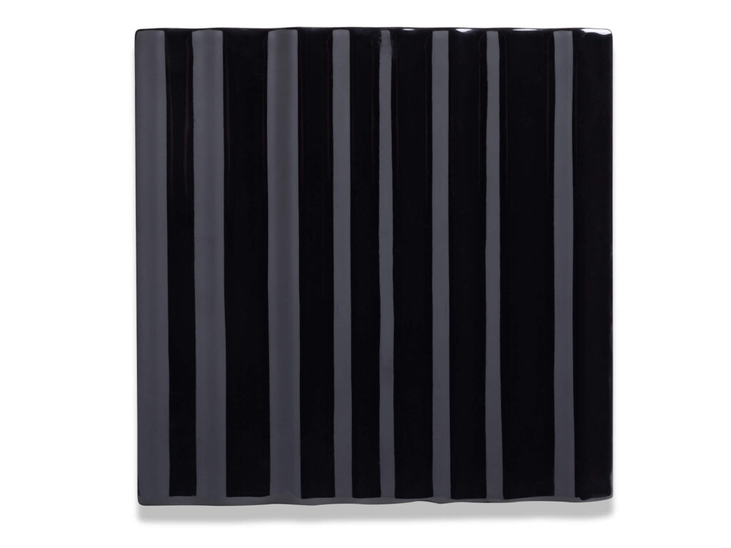 Fliese BASIL in der Farbe Black. Das Bild zeigt eine einzelne BASIL-Fliese in einem schwarzen Farbton. Die Datei ist ein Foto im JPEG-Format.