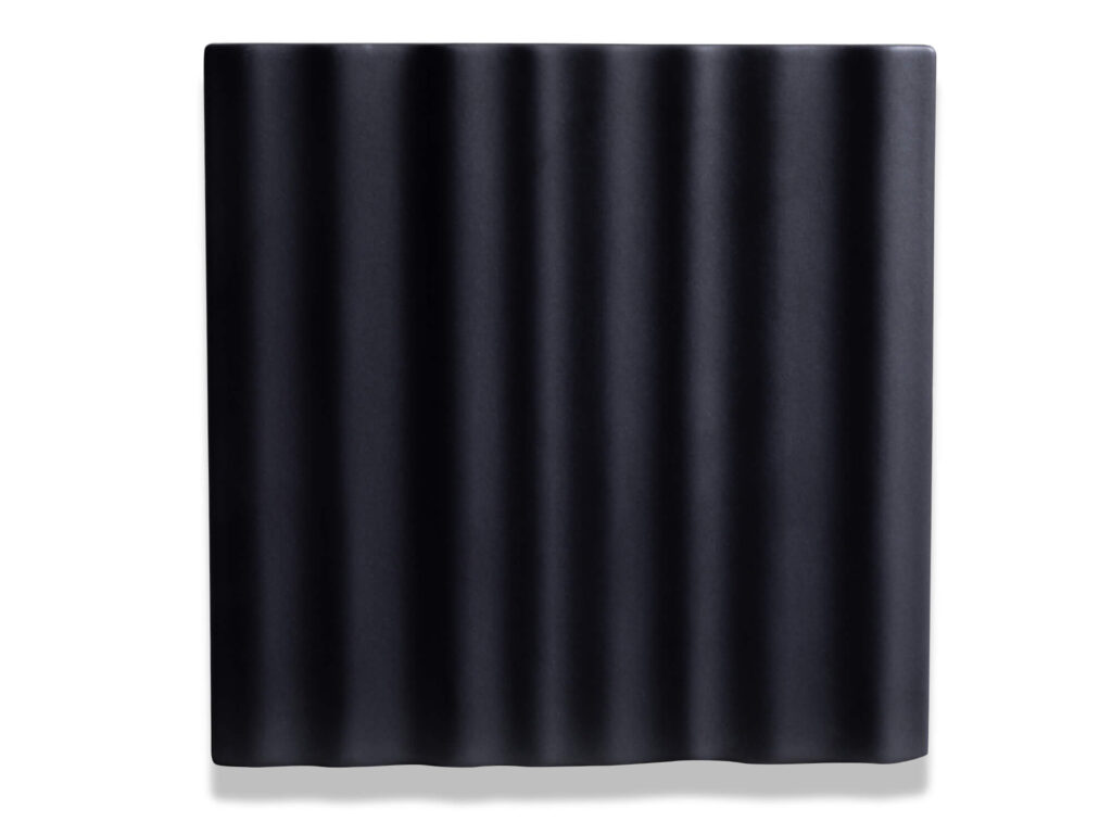 Fliese BASIL in der Farbe Black matt. Das Bild zeigt eine einzelne BASIL-Fliese in einem schwarzen, matten Farbton. Die Datei ist ein Foto im JPEG-Format.