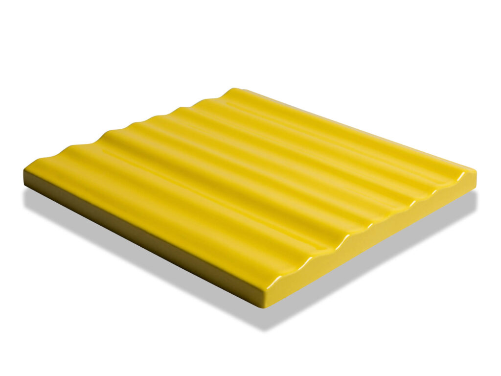 Fliese BASIL liegend in der Farbe Yellow. Das Bild zeigt eine einzelne, liegende BASIL-Fliese in einem gelben Farbton. Die Datei ist ein Foto im JPEG-Format.