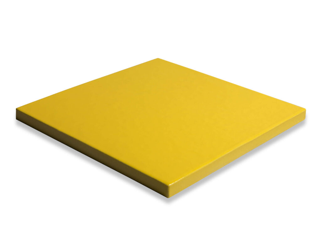 Fliese LONDRA liegend in der Farbe Yellow. Das Bild zeigt eine einzelne, liegende LONDRA-Fliese in einem gelben Farbton. Die Datei ist ein Foto im JPEG-Format.