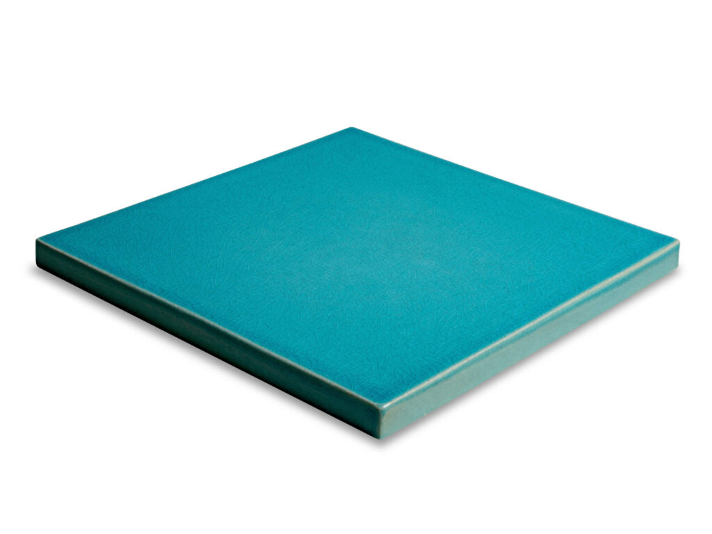 Fliese PLANO liegend in der Farbe Turquoise craquele. Das Bild zeigt eine einzelne, liegende PLANO-Fliese in einem tuerkisen Farbton mit Craquele-Effekt. Die Datei ist ein Foto im JPEG-Format.
