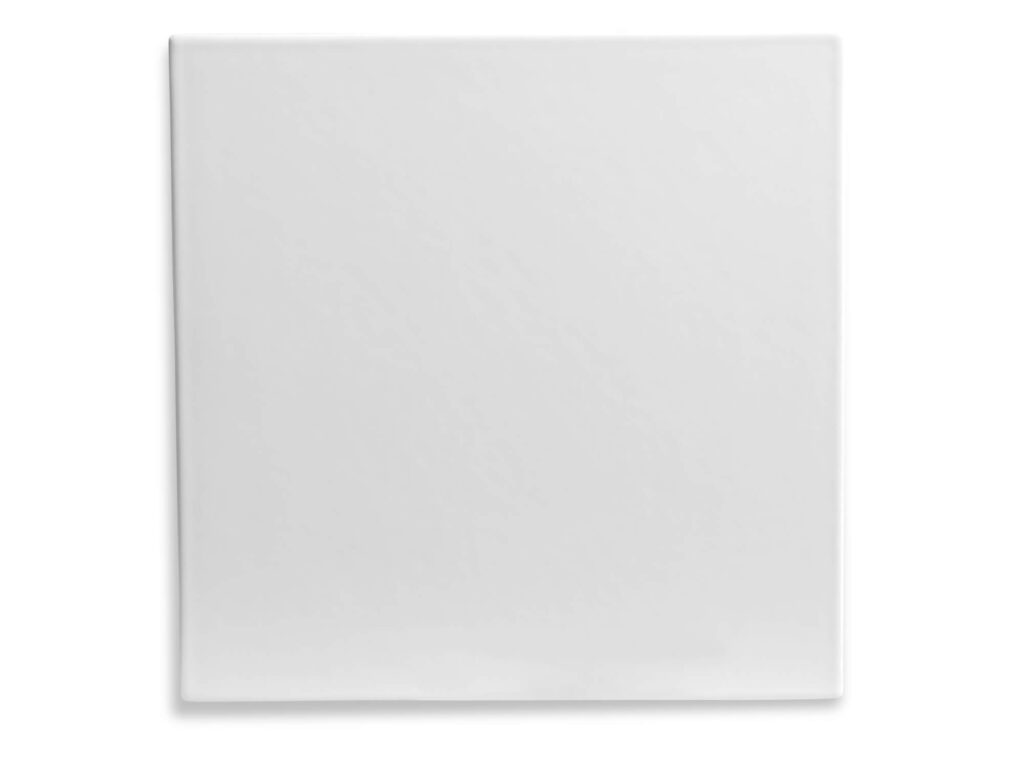 Fliese PLANO in der Farbe White. Das Bild zeigt eine einzelne PLANO-Fliese in einem weissen Farbton. Die Datei ist ein Foto im JPEG-Format.