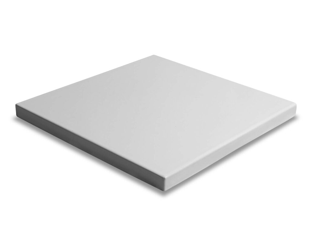 Fliese PLANO liegend in der Farbe White. Das Bild zeigt eine einzelne, liegende PLANO-Fliese in einem weissen Farbton. Die Datei ist ein Foto im JPEG-Format.