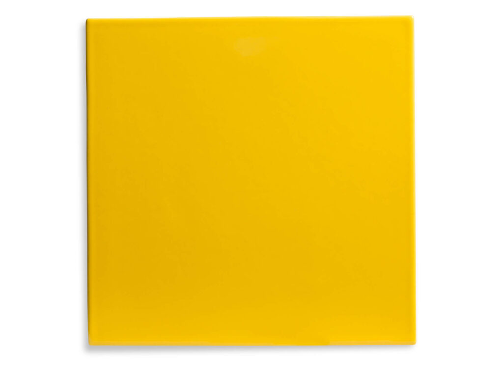 Fliese PLANO in der Farbe Yellow. Das Bild zeigt eine einzelne PLANO-Fliese in einem gelben Farbton. Die Datei ist ein Foto im JPEG-Format.