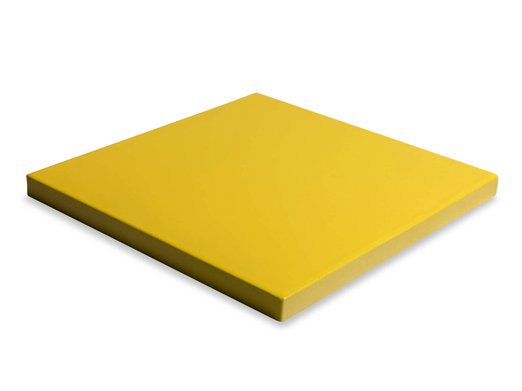 Fliese PLANO liegend in der Farbe Yellow. Das Bild zeigt eine einzelne, liegende PLANO-Fliese in einem gelben Farbton. Die Datei ist ein Foto im JPEG-Format.
