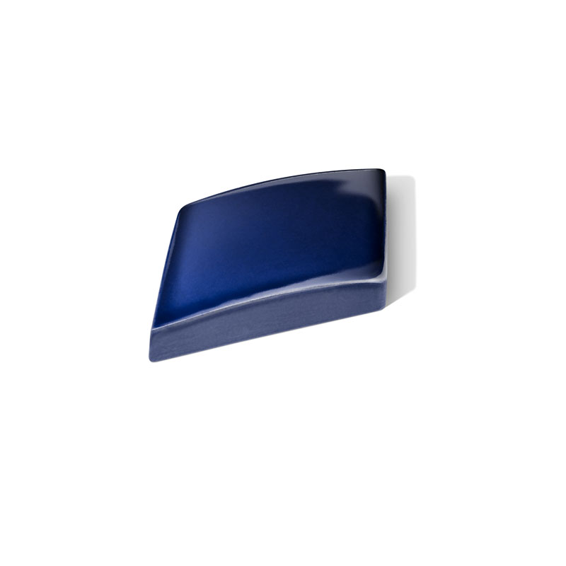 Fliese LIMMAT in der Farbe Ocean Blue. Das Bild zeigt eine einzelne LIMMAT-Fliese in einem dunkelblauen Farbton. Die Datei ist ein Foto im JPEG-Format.