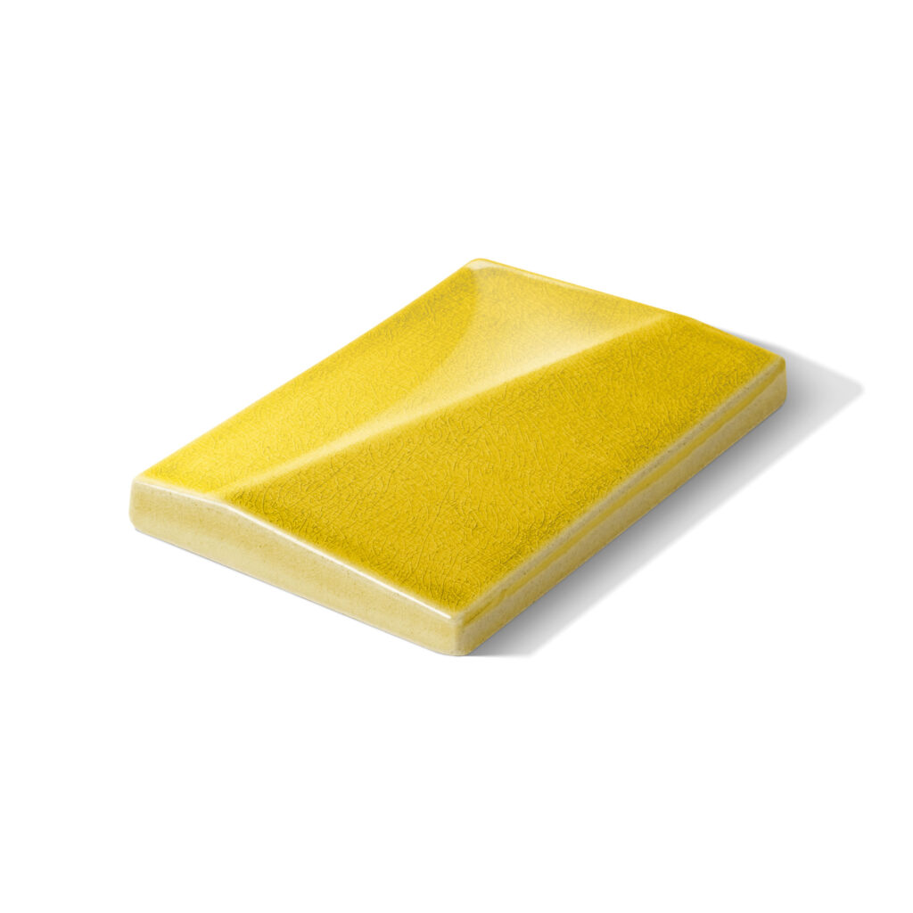 Fliese DREIKLANG in der Farbe Yellow-craquele. Das Bild zeigt eine einzelne DREIKLANG-Fliese in einem gelben Farbton mit Craquele-Effekt. Die Datei ist ein Foto im JPEG-Format.