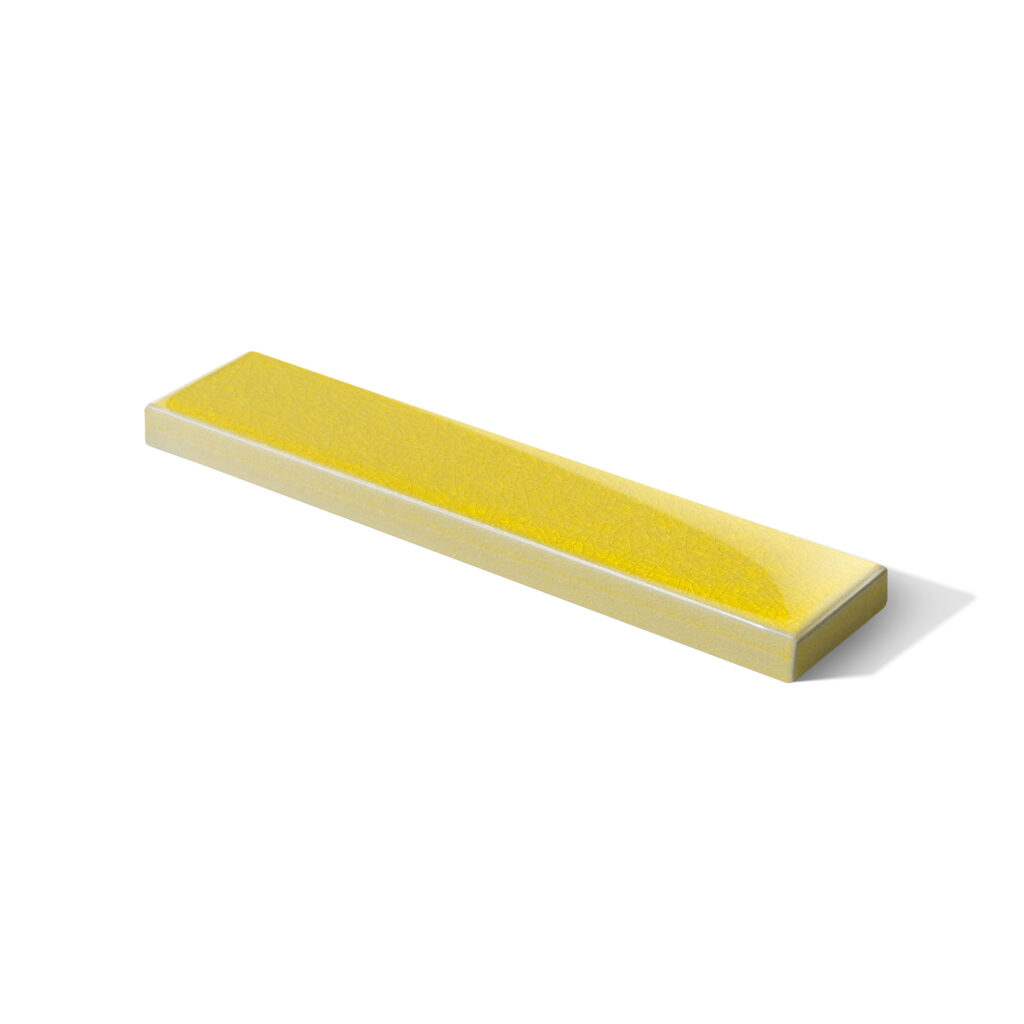 Fliese BRICK in der Farbe Yellow Craquele. Das Bild zeigt eine einzelne BRICK-Fliese in einem gelben Farbton. Die Datei ist ein Foto im JPEG-Format.
