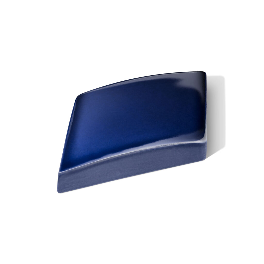 Fliese LIMMAT in der Farbe Blue. Das Bild zeigt eine einzelne LIMMAT-Fliese in einem blauen Farbton. Die Datei ist ein Foto im JPEG-Format.
