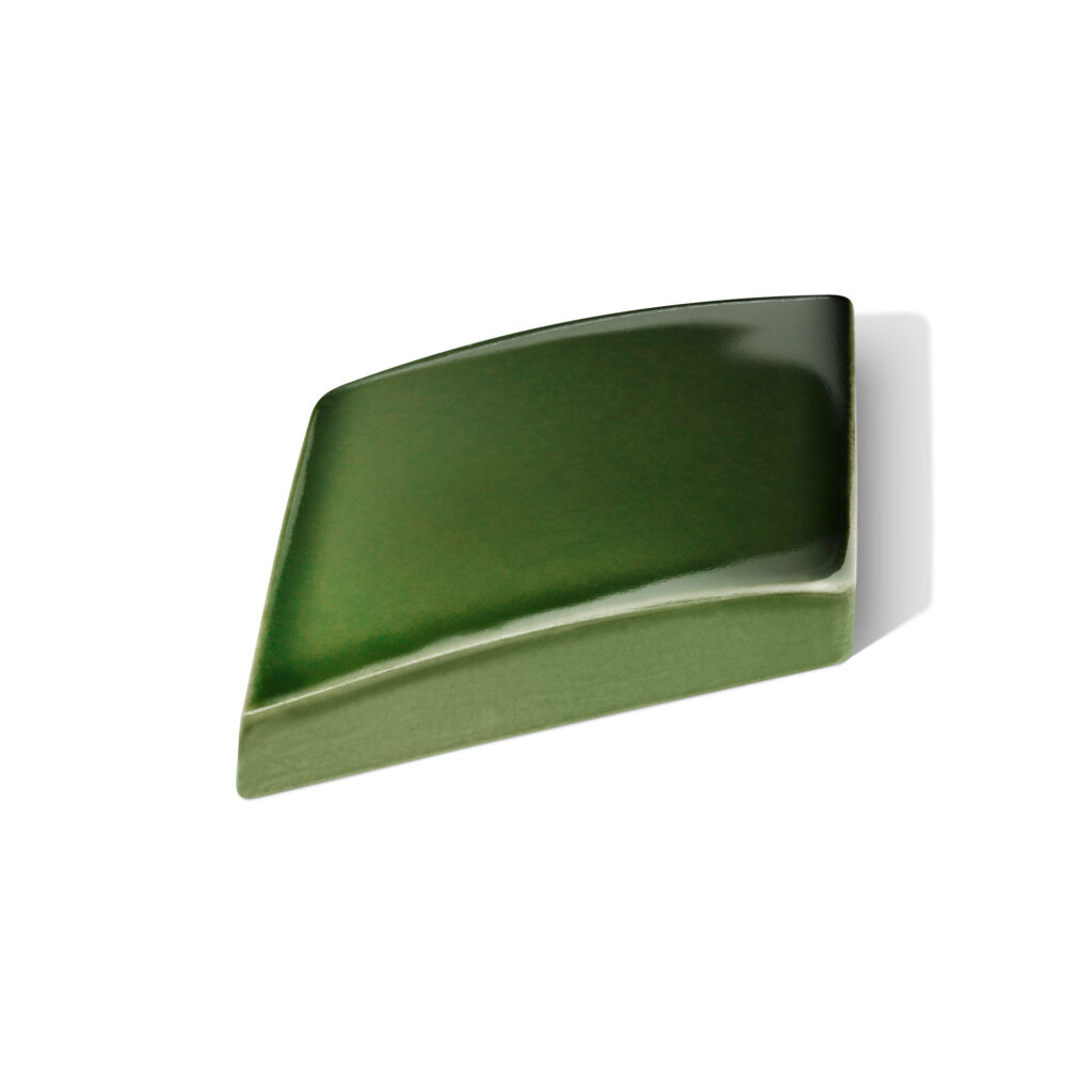 Fliese LIMMAT in der Farbe Flaschengrün. Das Bild zeigt eine einzelne LIMMAT-Fliese in einem grünen Farbton. Die Datei ist ein Foto im JPEG-Format.