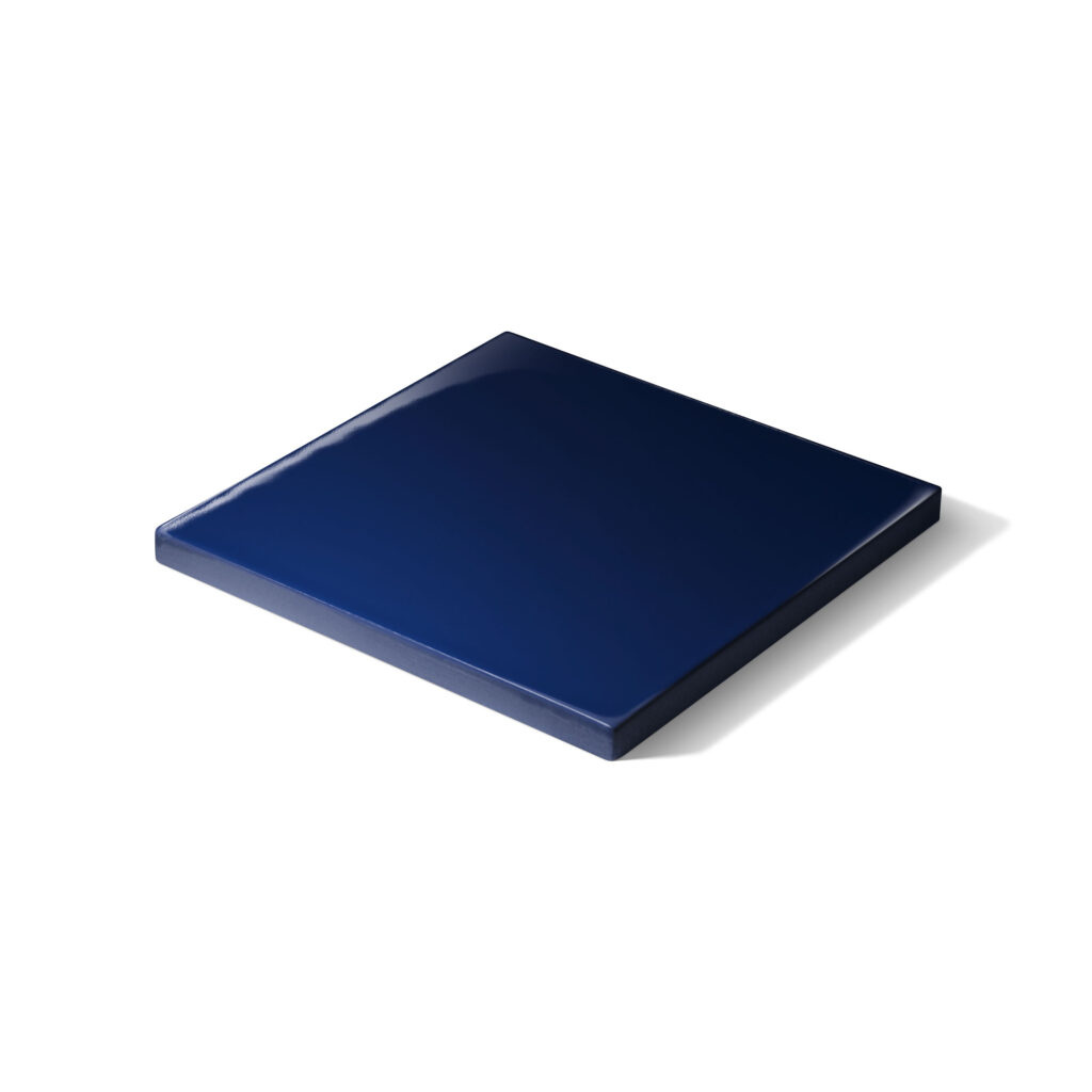 Fliese PLANO liegend in der Farbe Dunkelblau. Das Bild zeigt eine einzelne, liegende PLANO-Fliese in einem blauen Farbton. Die Datei ist ein Foto im JPEG-Format.