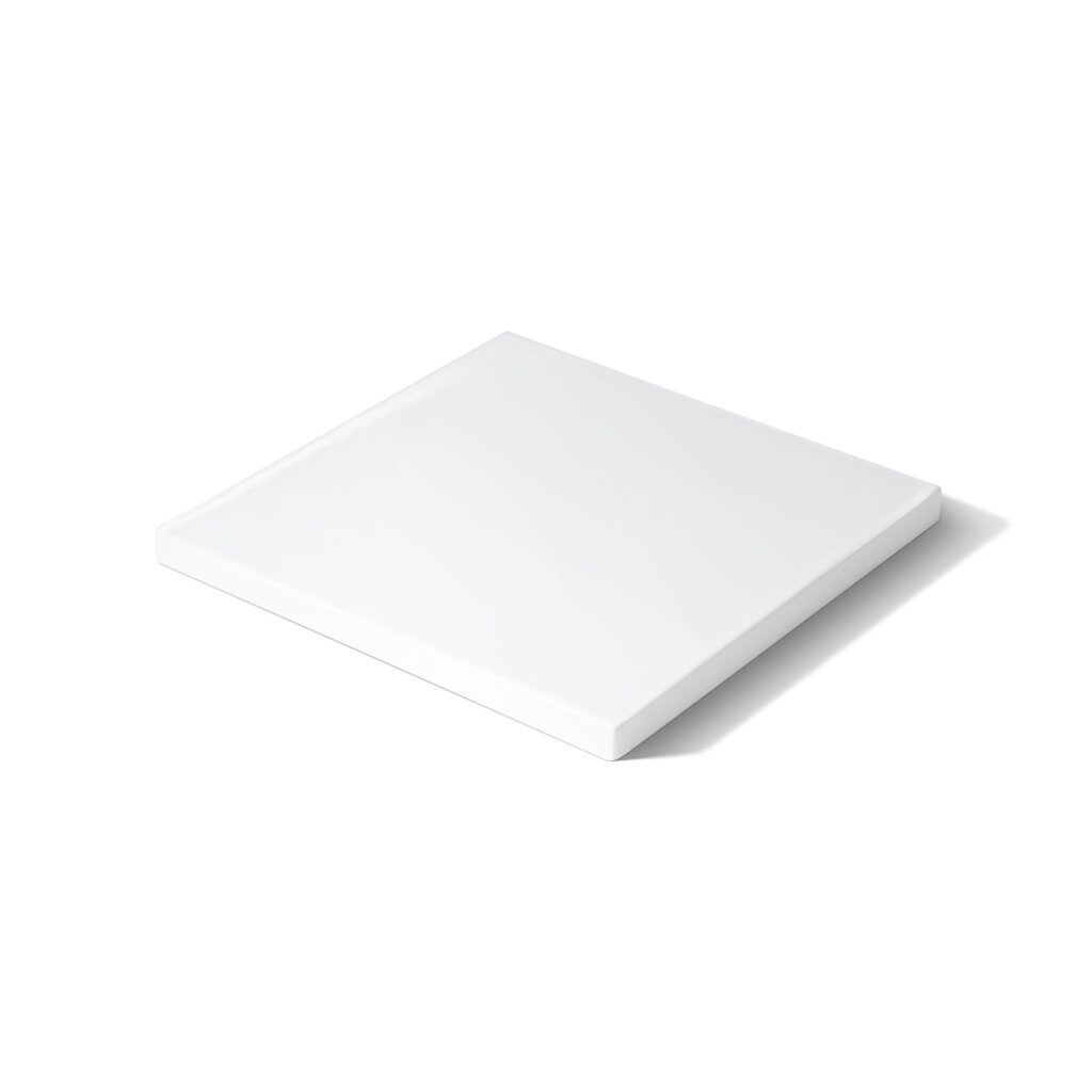 Fliese PLANO liegend in der Farbe Weiß. Das Bild zeigt eine einzelne, liegende PLANO-Fliese in einem weißen Farbton. Die Datei ist ein Foto im JPEG-Format.