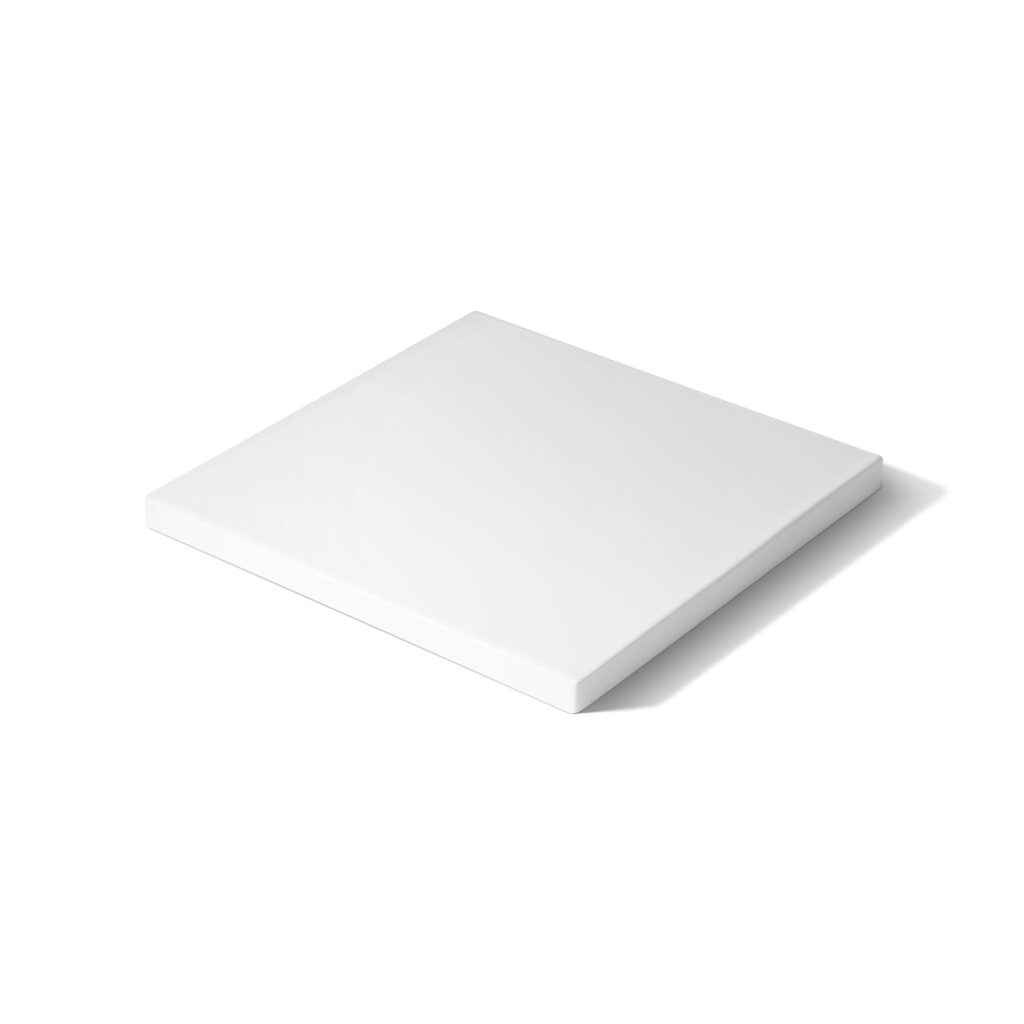 Fliese PLANO liegend in der Farbe Weiß-matt. Das Bild zeigt eine einzelne, liegende PLANO-Fliese in einem weißen Farbton. Die Datei ist ein Foto im JPEG-Format.