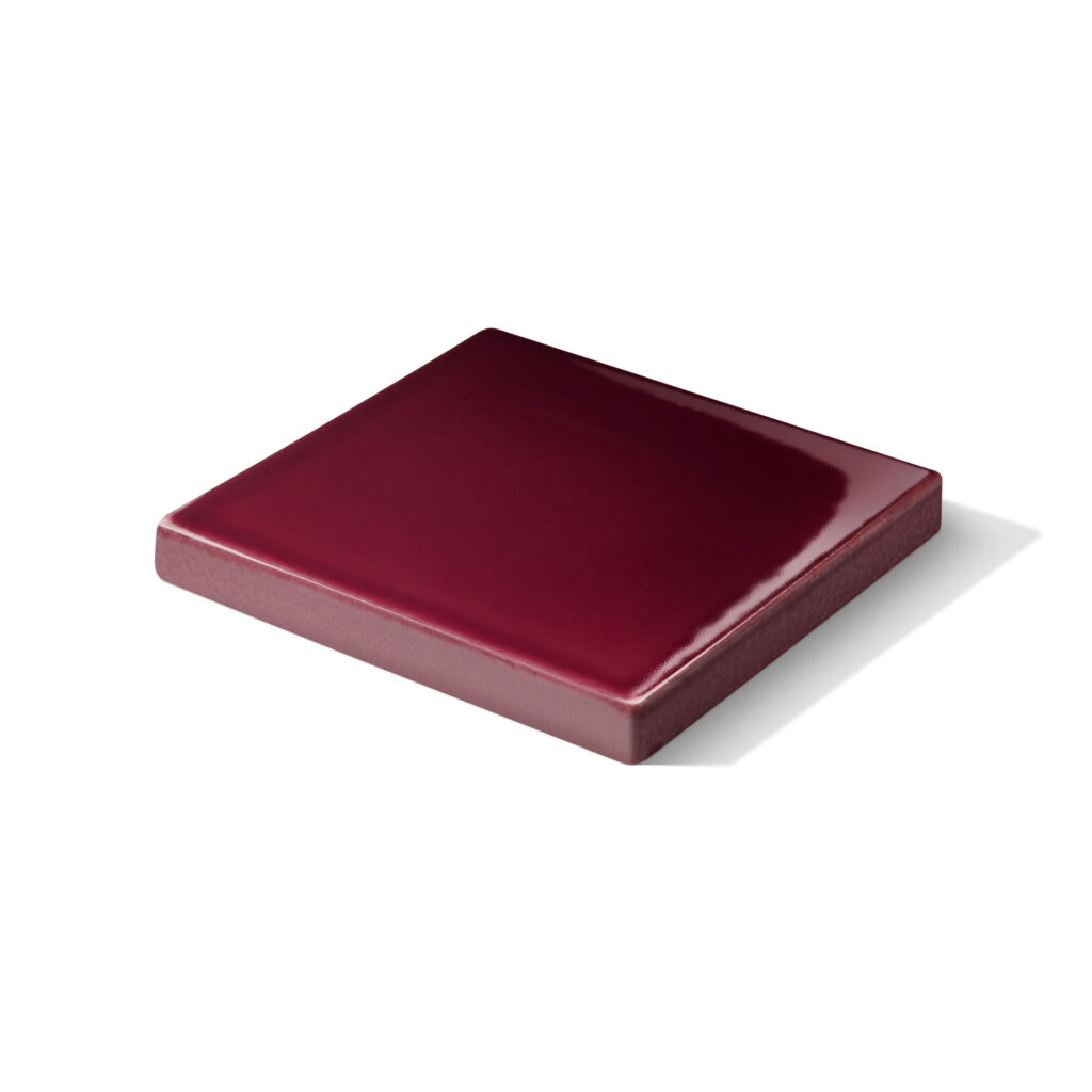 Fliese PLAETTLI in der Farbe Berry. Das Bild zeigt eine einzelne LIMMAT-Fliese in einem roten Farbton. Die Datei ist ein Foto im JPEG-Format.